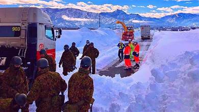 【感動】雪の中に取り残されたドライバー、救助に駆け付けた自衛隊員の謙虚な言葉に称賛の声