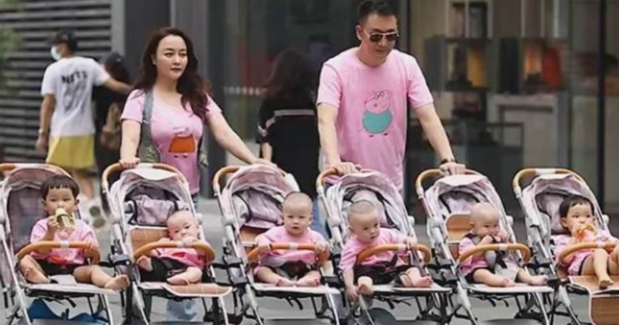 一家【6輛嬰兒車】橫行！一胎雙胞胎女兒，二胎喜得「四胞胎男娃」，霸氣夫妻出街，路人回頭率百分百