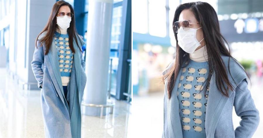 55歲的李若彤真會穿，霧霾藍大衣疊穿卡通毛衣，時尚保暖又高級，網贊：根本是少女